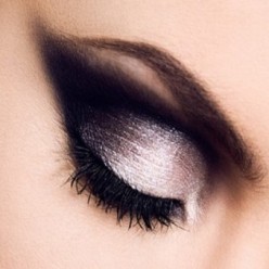 stunning-metallic-eye-makeup-ideas-for-daring-christmas-and-winter-brides-3-500x621
